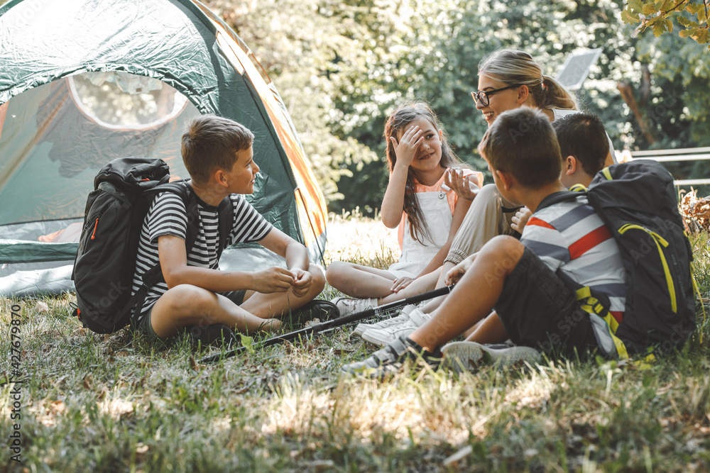 Πώς να κρατήσετε το παιδί σας ασφαλές στην κατασκήνωση